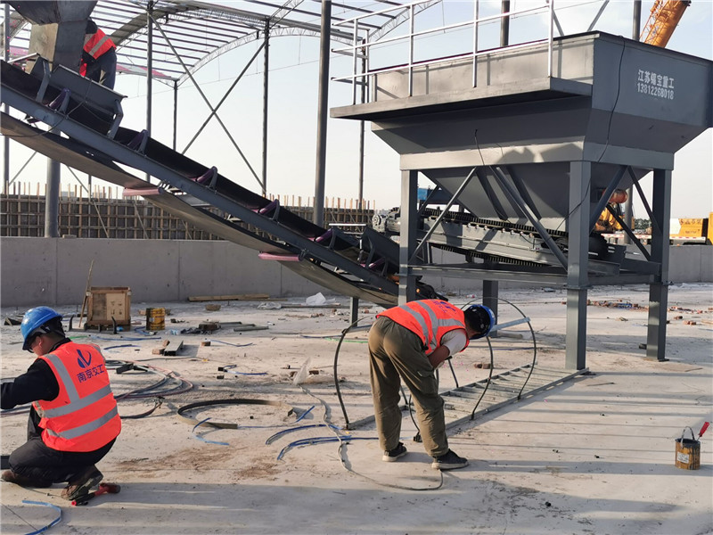 錫寶重工員工們冒著高溫在江蘇淮安客戶現(xiàn)場進(jìn)行設(shè)備安裝(圖2) 錫寶重工員工們冒著高溫在江蘇淮安客戶現(xiàn)場進(jìn)行設(shè)備安裝(圖2)