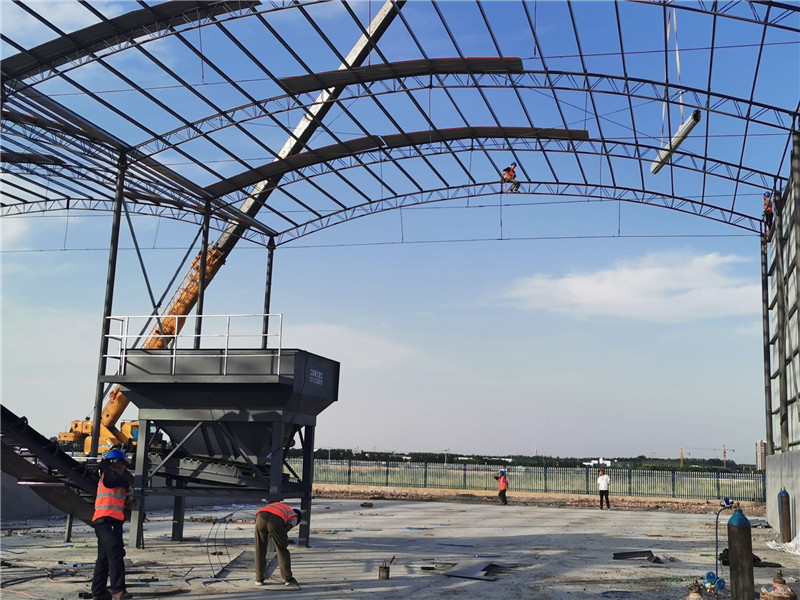 錫寶重工員工們冒著高溫在江蘇淮安客戶現(xiàn)場進(jìn)行設(shè)備安裝(圖1) 錫寶重工員工們冒著高溫在江蘇淮安客戶現(xiàn)場進(jìn)行設(shè)備安裝(圖1)