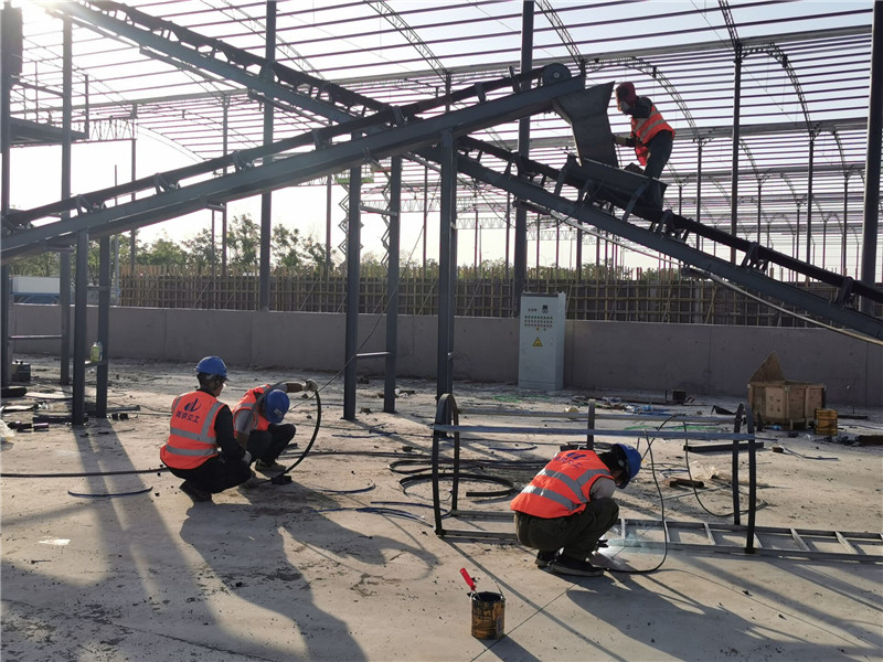 錫寶重工員工們冒著高溫在江蘇淮安客戶現(xiàn)場進(jìn)行設(shè)備安裝(圖5) 錫寶重工員工們冒著高溫在江蘇淮安客戶現(xiàn)場進(jìn)行設(shè)備安裝(圖5)